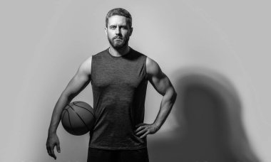 Atletizm basketbolcusunun fotokopi odası fotoğrafı. Spor giyim sektöründe sporcu basketbol oyuncusu. Gri arka planda izole edilmiş atlet basketbolcu. Stüdyoda atlet basketbol oyuncusu.