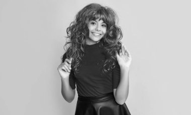 sarı arka planda kızıl uzun saçlı pozitif çocuk.