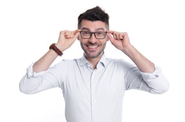 Neşeli erkek gözlüğü takıyor. Gözlüklü neşeli adamın fotoğrafı. Gözlüklü neşeli adam beyaz arka planda izole edilmiş. Stüdyoda gözlük takan neşeli adam..