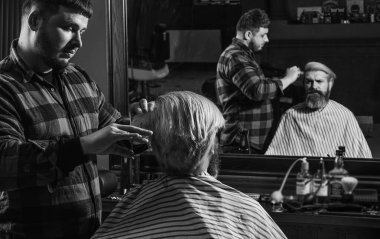 Çoğu stilist sen sormadıkça fikir vermez. Saçları boyalı bir adam. Berber berber dükkanı. Hippi saç tıraşı oluyor. Berber kozmetik. Makas kesme. Taze saç kesimi. Kuaför araçları.