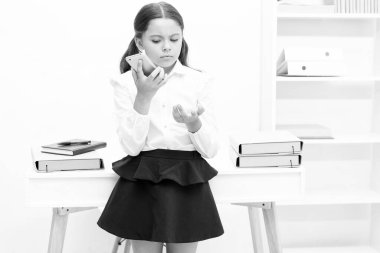 Okullu kız, çocukluk çağında, sınıfa çağrıldı. Okul kızına telefon var. Liseli kıza telefon var. Liseli bir kızın fotoğrafı var.