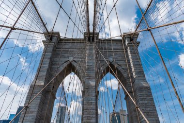 Manhattan 'a giden yol. New York 'taki Brooklyn Köprüsü. Metropolis 'teki Brooklyn Köprüsü' nün muhteşem manzarası. Brooklyn 'deki tarihi köprünün mimarisi. Amerikan mimarisi tarihi eser. Hudson Nehri 'ni geçiyoruz..
