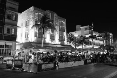 Miami, Florida USA - 16 Nisan 2021 Miami Güney Sahili Okyanus Yolu gece Miami 'de aydınlatılmış binalar. Görkemli