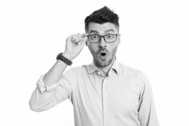 Gözlüklü, beyaz arka planda izole edilmiş bir adam. Stüdyoda göz takan bir adam hayrete düştü. Hayret verici erkek gözlüğü gözlüğü. Gözlüklü, şaşkın adamın fotoğrafı..