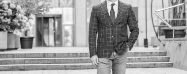 Şirketin CEO 'su, açık hava manzaralı. Kentsel geçmişin CEO 'su. İş CEO 'su sokakta ceket giyiyor. İş CEO 'sunun kravatlı fotoğrafı.