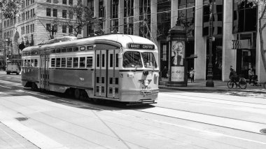 San Francisco, ABD - 19 Mayıs 2019: Sfmta tramvayı şehir caddesinde toplu taşıma.