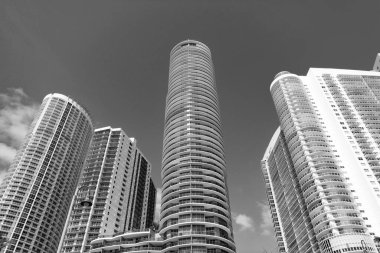 Dışarıdaki gökdelen binasının perspektifi. Miami 'deki gökdelen binası. Gökdelen mimari binasının fotoğrafı. Mavi gökyüzünde yüksek gökdelen binası.