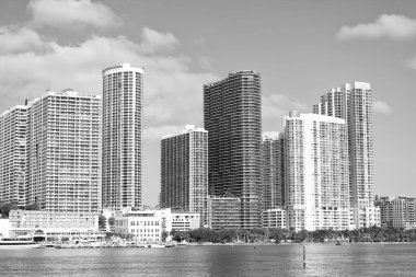 Miami, Florida ABD - 15 Nisan 2021: Şehir merkezi şehir merkezi ve liman manzarası.