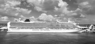 Gemi seyahatinin panoramik fotoğrafı. Yolcu gemisi tatili. Yazın gemi tatili. gemi gezisi ve seyahat.