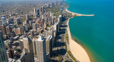 Gökdelen hava görüntüsü. Şehir manzarası silüeti. Metropolis 'teki mimari bina. Chicago sahil şehrinin gökdelen mimarisi. Metropolis City silueti. Rıhtıma bakan şehir manzarası.