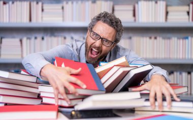 Üniversite profesörü öğrenme ve öğrenme. Okul eğitimi. Okula dönüyorum. Kitaplı üniversite eğitimi. Okul öğretmeni eğitimi sever. Okul kütüphanesindeki kitap kurdu ineği. Stresli ve yorgun.