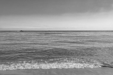 Gün ışığında deniz manzarası. Gün ışığında deniz manzarası. Yaz mevsimi doğayı gün ışığında deniz manzarası. Deniz manzaralı gökyüzü.