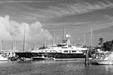 Seyahat için sahil limanında bir yat. Sahil limanındaki yatın fotoğrafı. Sahil limanında bir yat. Yazın deniz kenarındaki limanda yat..