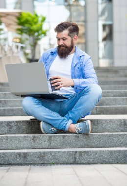 Pozitif Adam Freelancer 'ın kahve molasında görüntülü görüşmesi var. Serbest Çalışan Adam 'ın dışarıyla görüntülü görüşmesi var. Man Freelancer 'ın bilgisayarında video kaydı var. Freelancer 'ın dışarıda görüntülü görüşmesi var..