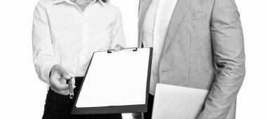 Stüdyoda imza atan iş adamlarının yakın çekimi. İş adamları imza atıyor. İş adamlarının imza atarken çekilmiş bir fotoğrafı. Beyaz arkaplanda imzayı imzalayan işadamları izole edildi.