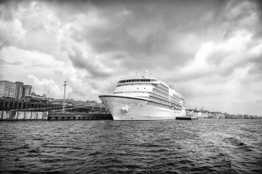 Yaz tatillerinde yolcu gemisi turunda. Gemi turu konsepti. Yolcu gemisi turunun fotoğrafı. Yaz tatili gemi turunda..