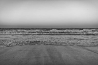 Bermuda doğası, deniz batımı. Doğanın batan deniz manzarası. Doğanın günbatımının fotoğrafı. Sahilde gün batımı.