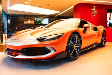 New York City, ABD - 09 Ağustos 2023: Ferrari 296 GTS 2022 sergi salonunda akort edilmiş spor araba, köşe manzarası.
