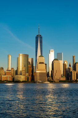 New York şehri. New York 'un gökdelen binası. Kentsel mimari. Hudson 'da Manhattan şehir merkezinde. Metropolitan şehir manzarası. New York şehir merkezi. Manhattan gökdeleninde.