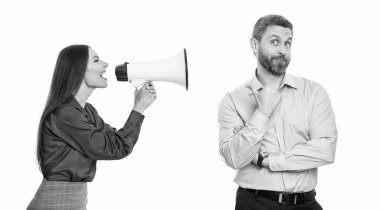 Hoparlörleri beyaz olan iş adamları, başparmağınızı kaldırın. Stüdyoda hoparlörleri olan iş adamları. Arka planda hoparlörleri olan iş adamları. Hoparlörlü iş adamlarının fotoğrafı.