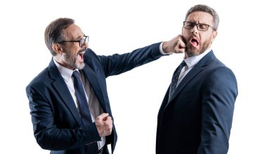 İş hayatında çatışma yaşayan iş adamları. Patronla çalışan arasında kavga. İş kavgası. Rekabet içinde savaşan iki işadamı beyazlar üzerinde izole edilmiş. Yoğun rekabet.