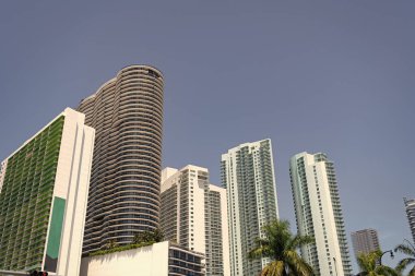 Dışarıdaki gökdelen mimari binası. Miami 'deki gökdelen mimari binası. Gökdelen mimari binasının fotoğrafı. Mavi gökyüzünde yüksek gökdelen mimari binası.