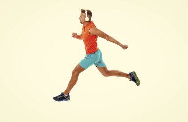 Koşucu inanılmaz bir hızla koşuyor. Spor müsabakası Uzun bir koşuda koşucu. Kaçak, beyaz stüdyoda izole edilmiş. Spor koşucusu bir maratonu tamamladıktan sonra bitiş çizgisini geçti.