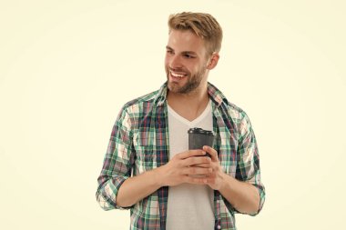 Arka planda sabah kahvesi olan neşeli bir adam. Stüdyoda sabah kahveli bir adam. Sabah kahveli bir adamın fotoğrafı. Sabah kahvesi içen adam beyaz tenli..