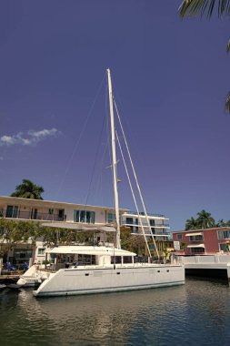 Yat, denizde güzel bir sahile doğru yelken açıyor. Yat güzel bir limana demirlemişti. Lüks bir yat Akdeniz 'de seyrediyor. Özel yat Miami 'nin sularında yüzüyor..