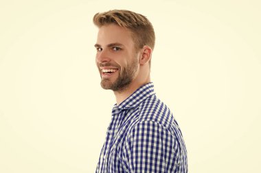 Stüdyoda memnun genç adam. Kareli gömlek giyen genç adamın fotoğrafı. Genç adam beyazda izole edilmiş. Arka plandaki genç adam..