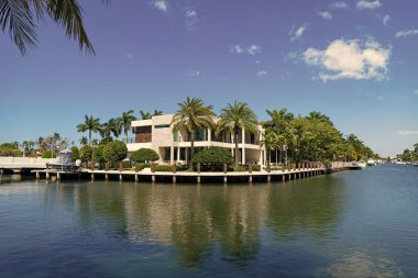 Yaz tatilini rahatlatmak için güzel bir villa. Modern villa yaz tatilinde körfezde. Villada yaz tatili için rüya gibi bir yer. Lüks villa yaz tatili için mükemmel..