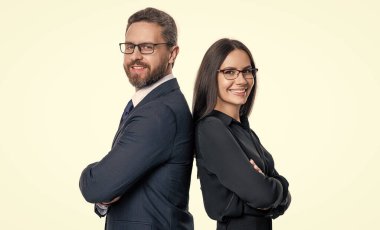 Stüdyodaki mutlu iş adamları. Resmi giyimli bir çift iş adamı. İş adamlarının, profesyonellerin fotoğrafı. Beyaz arkaplanda izole iş adamları.