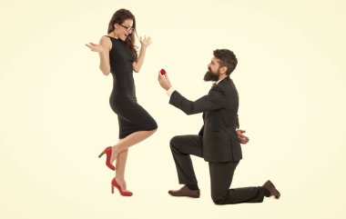 Şimdi mutlular. Evet dedim. Sevgililer günün kutlu olsun. Smokinli çiftin resmi etkinliği. Birbirine aşık çift nişanı kutluyor. Düğün zamanı. Adam diz çöküp evlenme teklif ediyor. Benimle evlenir misin?.