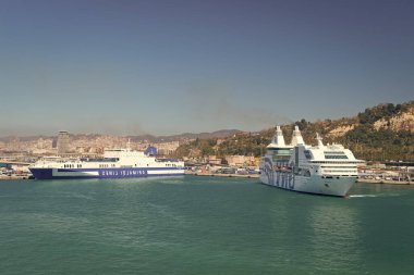 Barselona, İspanya - 30 Mart 2016: Rapsodi yolcu gemisi gemisi ve kargo Grimaldi gemisi.