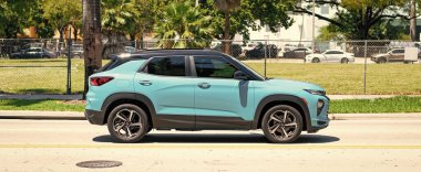 Miami Beach, Florida ABD - 15 Nisan 2021: Blue Chevrolet Trailblazer RS SUV Crossover, yan görüş.