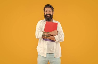 Milenyum adamı gülümsemesi, planlayıcının sarıya izole edilmiş hali. Stüdyoda planlayıcısı olan bin yıllık bir adam. Arkaplanda planlayıcısı olan bin yıllık bir adam. Ajandalı milenyum adamının fotoğrafı..