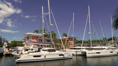Miami, Florida ABD - 25 Mart 2023: Yelkenli yatlı Miami Yaz Limanı.