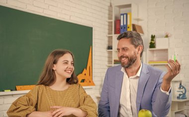 Sınıfta hocasıyla neşeli çocuk eğitimi..