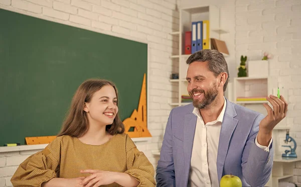 Sınıfta hocasıyla neşeli çocuk eğitimi..