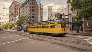 San Francisco, ABD - 19 Mayıs 2019: Sarı Sfmta tramvay şehir caddesinde toplu taşıma.