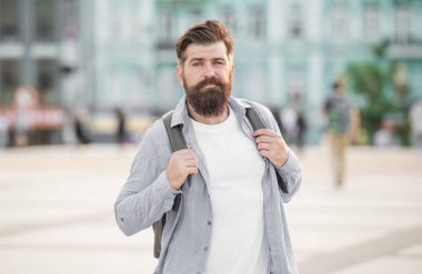 Sakallı hippi adam dışarıda. Bıyıklı hipster portresi. vahşi sıradan hippi açık havada.