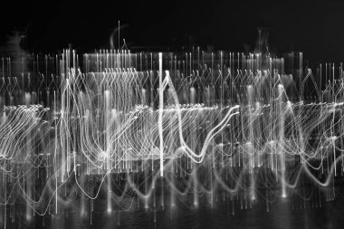 Bulanık hareket, uzun pozlama arkaplanı. Hareket arkaplanı bulanıklaştırılmış. Odaklanmış arkaplan hareketi. Bulanık koyu renk arka plan. Bulanık hareket arkaplanı.