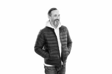 Neşeli olgun bir adam için sonbahar ceketi. Olgun bir adamın kalın ceketi. Ceketli olgun bir adam beyaz arka planda izole edilmiş. Adam stüdyoda kalın bir ceket giyiyor..