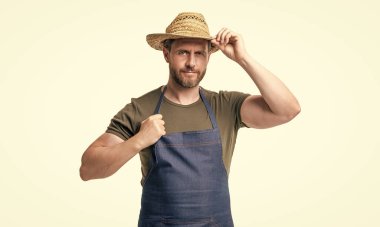 Beyaz arka planda, şapka ve önlüklü Kafkasyalı kırsal işçiler izole edildi.