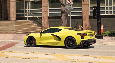 Miami Beach, Florida ABD - 15 Nisan 2021: Sarı Chevrolet Corvette Spor Araba, yan görüş.