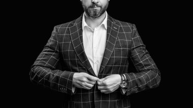 Resmi kıyafetli bir adamın kesilmiş fotoğrafı. Resmi adam siyah arka planda tek başına resmi kıyafet giyer. Stüdyoda resmi kıyafet giyen bir adam. Resmi kıyafetleri olan bir adam..