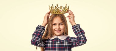 cheerful teen girl in girlish crown isolated on white background. teen girl wear girlish crown in studio. teen girl wear girlish crown. photo of school teen girl with girlish crown.