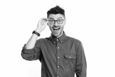 Gözlüklü girişimci çok şaşırdı. Gömlekli, beyaz, girişimci bir adam. Beyaz arka planda izole edilmiş girişimci portresi. Stüdyoda girişimci portresi.