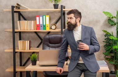 İş günü kısa bir mola. Ciddi bir patlayıcı bardağı. Ofis çayı ya da kahve. Dinlenme molası. Sadece zaman ayırıyorum..