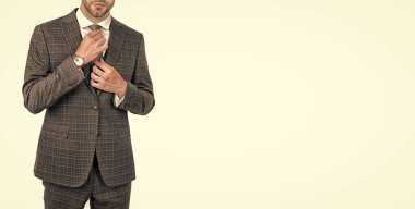 Stüdyoda yönetici şirket işadamı. Profesyonel iş adamı resmi kıyafet giyer. İş adamının fotoğrafı. Takım elbiseli iş adamı beyaz arka planda izole edilmiş.